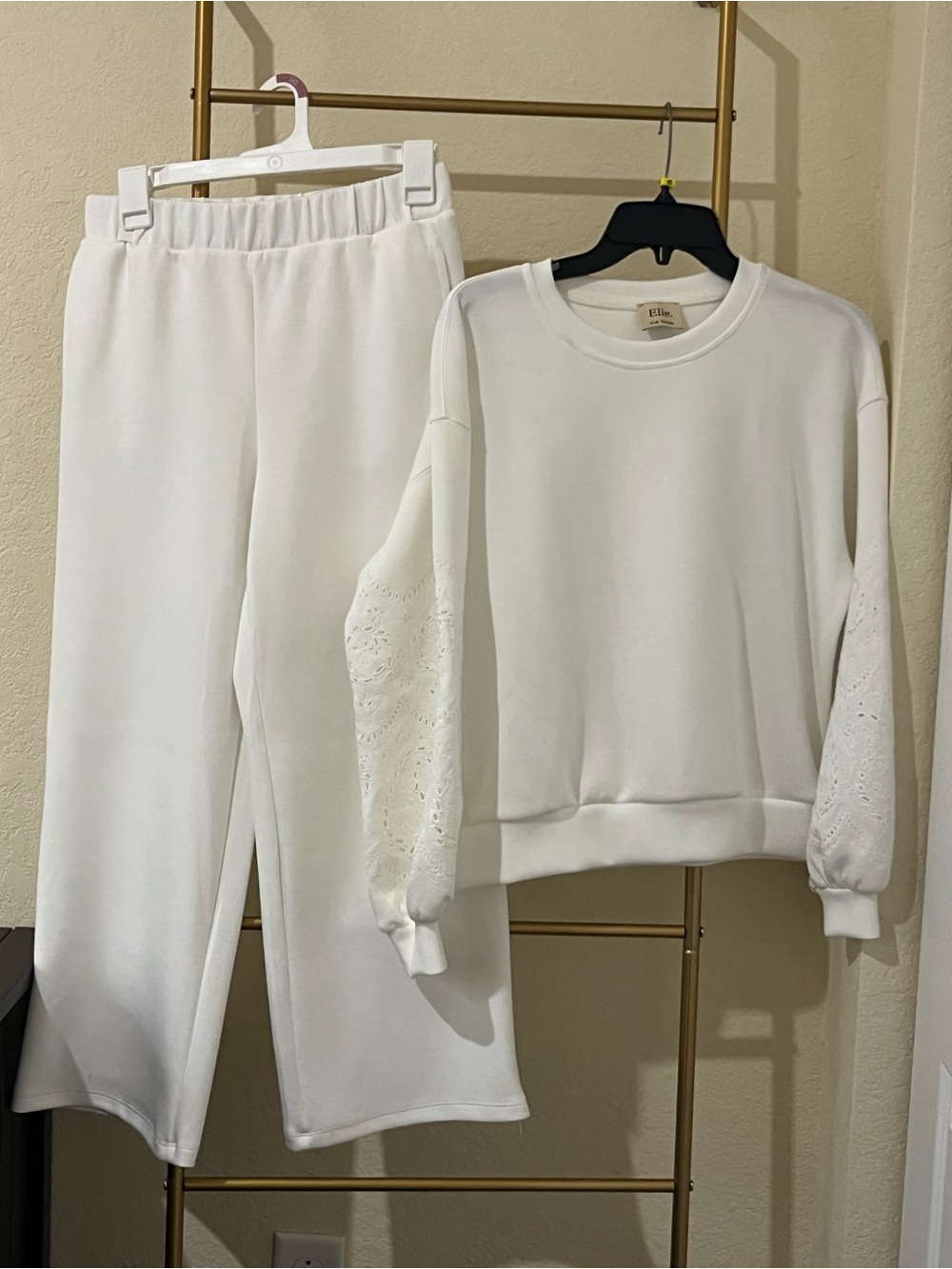 Elie Tahari White Crewneck Top